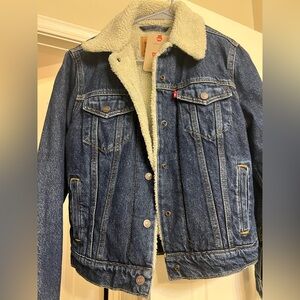 women's Levi's '90s sherpa trucker jacket.
